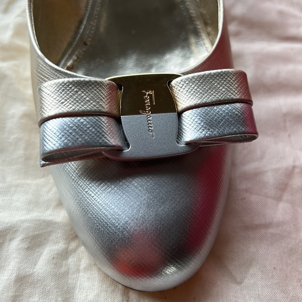 Ferragamo Vara bow pump in metallic platinum and gold leather looks like a dream - Picture 5 of 16